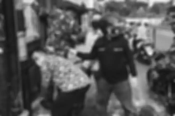 Polri-TNI ketika melakukan pencopotan baliho bergambar RIzieq Shihab di Jakarta, Jumat (20/11/2020).