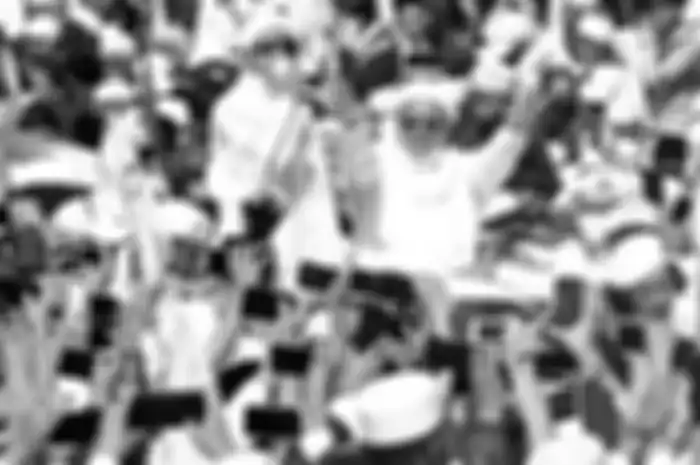 Pemimpin Front Pembela Islam (FPI) Rizieq Shihab menyapa simpatisannya saat tiba di daerah Puncak, Bogor, Jawa Barat, Jumat (13/11/2020). Dalam kunjungan tersebut, Rizieq Shihab dijadwalkan menghadiri acara peresmian pembangunan Masjid Raya di Markaz Syariah Pesantren Alam Agrokultural sekaligus mengisi ceramah shalat Jumat.