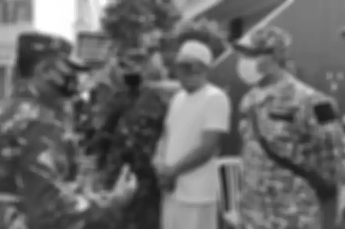 Dandim 0501 Jakarta Pusat Kol. Inf. Luqman Arief berbincang dengan Laskar FPI yang berjaga di depan gang rumah Rizieq Shihab, di Petamburan, Jumat (27/11/2020).