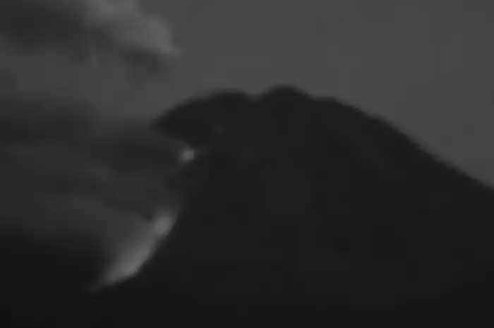 Gunung Semeru memuntahkan guguran dan lava pijar sebanyak 13 kali dengan jarak luncur kurang lebih 500 hingga 1.000 meter dari ujung lidah lava ke arah Besuk Kobokan. 