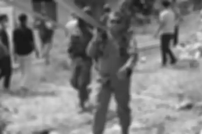 Kapolda Sulteng Irjen Pol Abdul Rakhman Baso mengangkat kayu yang akan digunakan untuk membangun kembali rumah yang bakar oleh terduga teroris kelompok Mujadin Indonesia Timur (MIT) Poso, dalam kejadian kekerasan di Kabupaten Sigi, Jumat (27/11/2020) lalu, di Sigi, Kamis (3/12/2020).
