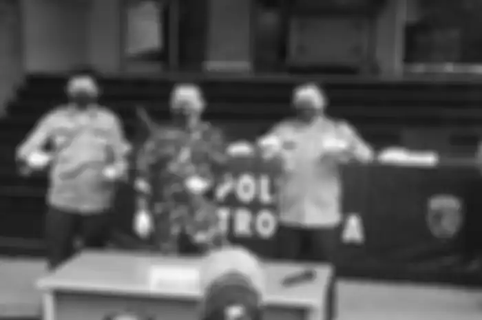 Kapolda Metro Jaya Irjen Pol Fadil Imran menjelaskan kronologi penyerangan kepada polisi yang dilakukan sepuluh orang yang diduga sebagai pengikut Rizieq Shihab di Polda Metro Jaya, Jakarta, Senin (7/12/2020). 