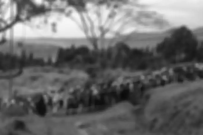 Iringan-iringan pembawa enam jenazah laskar FPI di prosesi pemakaman di sekitar area Ponpes Agrokultural (Markaz Syari'ah FPI) Megamendung, Bogor, Jawa Barat, Rabu pagi (9/12/2020). 