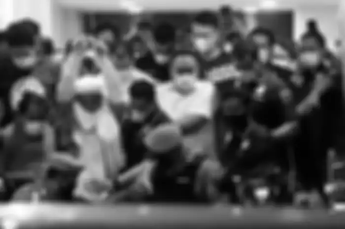 Pemimpin Front Pembela Islam (FPI) Muhammad Rizieq Shihab mengenakan baju tahanan seusai menjalani pemeriksaan di Polda Metro Jaya, Jakarta Pusat, Minggu (13/12/2020) dini hari. 