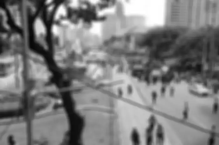Massa aksi 1812 dibubarkan polisi saat mencoba gelar unjuk rasa di Patung Kuda, Gambir, Jakarta Pusat, Jumat (18/12/2020). 