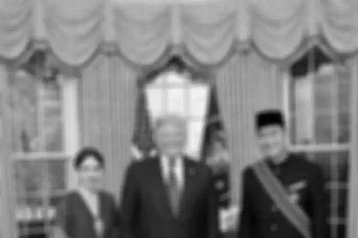 Bianca Adinegoro terlihat cantik menggunakan kebaya berwarna merah maroon saat suaminya Muhammad Lutfi bertemu Donald Trump.