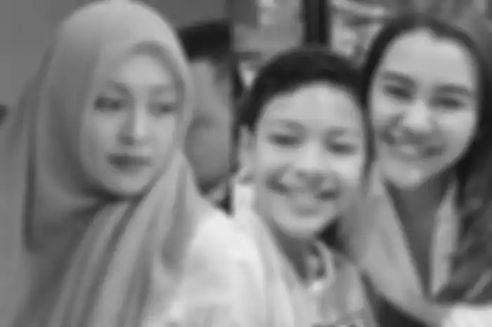 Angelina Sondakh , Keanu Massaid dan Aaliyah Massaid