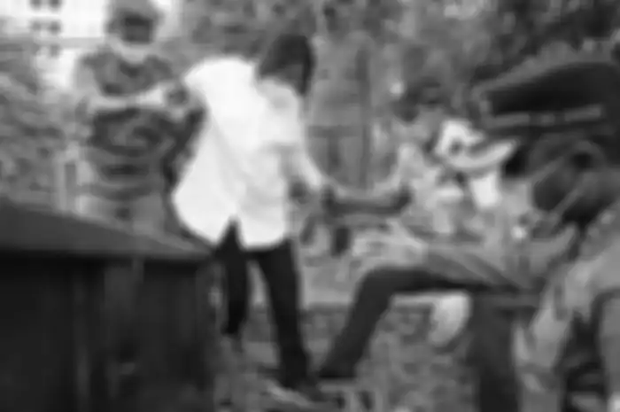 Mensos Risma dibantu petugas menapaki tangga turun ke bantaran Kali Ciliwung, Jakarta, untuk menyapa dan berbincang dengan gelandangan dan pemulung, Senin (28/12/2020). 
