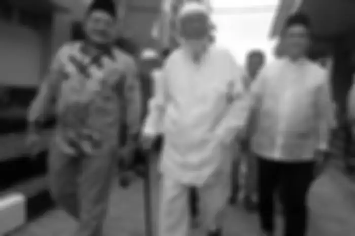 Abu Bakar Ba'asyir bersama pakar hukum tata negara Yusril Ihza Mahendar (kanan), akan kembali berdakwah begitu bebas, dikatakan putra bungsunya.