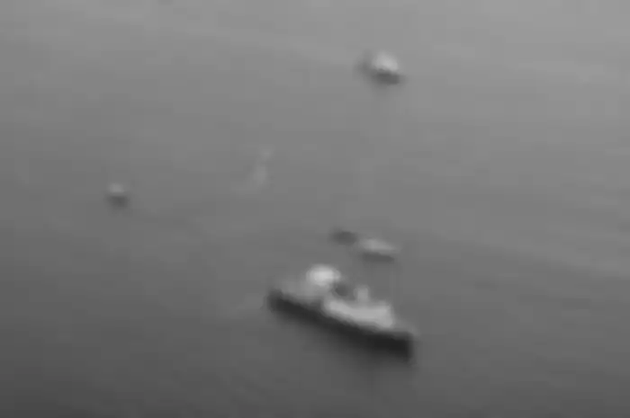 Pantauan udara dari pesawat angkut sedang CN-295 dalam misi pencarian korban dan puing pesawat Sriwijaya Air SJ 182 di atas perairan Kepulauan Seribu, Jakarta, Minggu (10/1/2021). TNI AU mengerahkan 150 personel dan empat armada, antara lain pesawat CN 295, helikopter EC 725 Caracal, helikopter NAS 