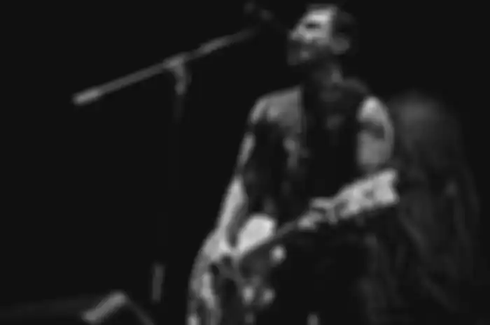 Bobby 'Superman Is Dead' manggung dengan kaos produksi Electrohell