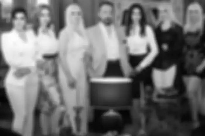 Adnan Oktar alias Harun Yahya bersama para wanitanya 