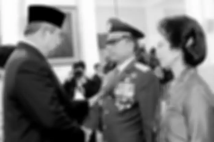 Presiden SBY memberi ucapan selamat usai lantik Jenderal Moeldoko sebagai Panglima TNI pada 30 Agustus 2013. 