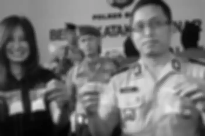 Kapolres Bogor AKBP Sonny Mulvianto Utomo dan Kasat Narkoba Polres Bogor, AKP Yuni Purwanti, menunjukkan barang bukti sabu, Kamis (15/1/2015). 