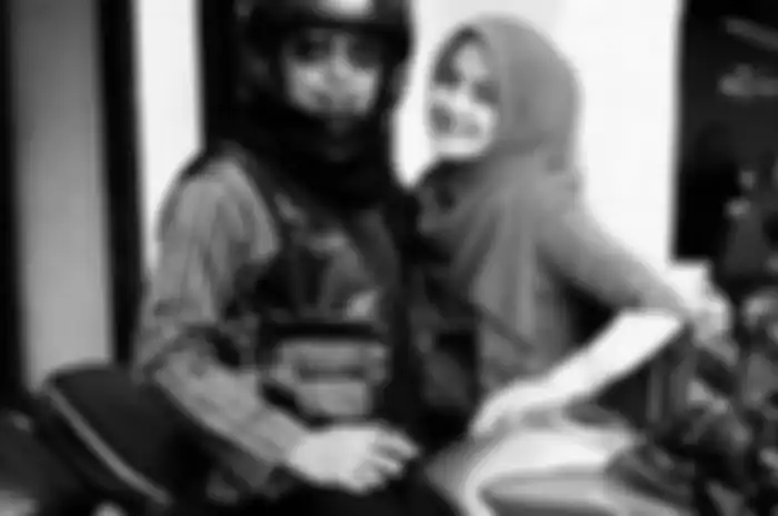 Uje dan Umi Pipik dengan motor kesayangan Uje.
