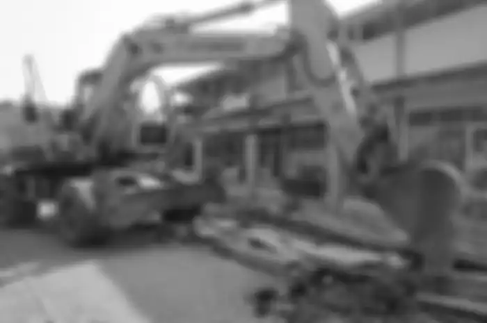Tembok sepanjang 300 meter yang berdiri di Tajur, Ciledug, Kota Tangerang, Banten, sedang dihancurkan oleh Pemerintah Kota Tangerang pada Rabu (17/3/2021) pagi.
