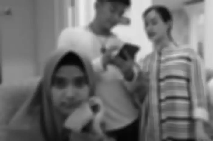 Rizki D'Academy dan Nadya Mustika saat berkunjung ke rumah Iis Dahlia