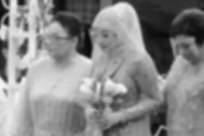 Nathalie Holscher, didampingi neneknya, yakni Hetty Elizabeth, saat melangsungkan akad nikah di Tsamara Resto, Jatisampurna, Bekasi, Jawa Barat, Minggu (15/11/2020) petang. Kini Nathalie Holscher resmi menjadi istri komedian Sule. 