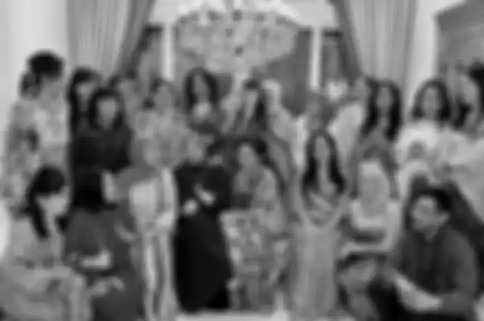 Suasana buka puasa bersama di rumah mewah Mayangsari, yang ramai dan bertabur bintang.