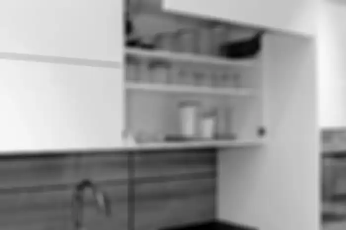 Dalam membuat desain dapur minimalis, salah satu yang harus kita pikirkan adalah desain kitchen set. Pintar-pintarlah memilih engsel dan rel.