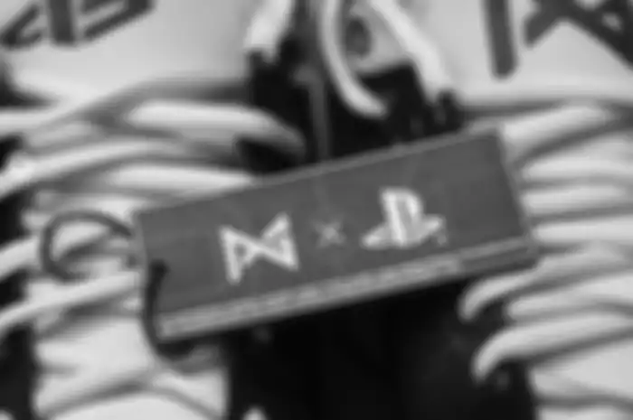 Penampakan sneaker Nike PG5 x PlayStation 5 yang dikabarkan rilis Mei mendatang.