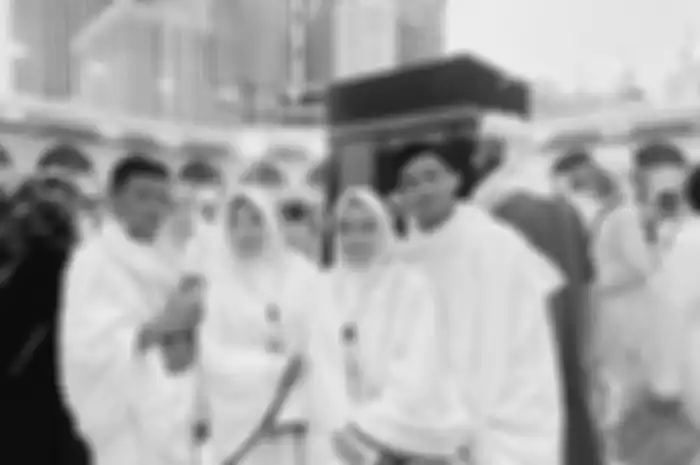 Foto Aulia DA pakai hijab yang bikin adem saat bersama keluarganya di Tanah Suci Mekkah. Sukses jadi pedangdut, Aulia boyong keluarganya umrah.