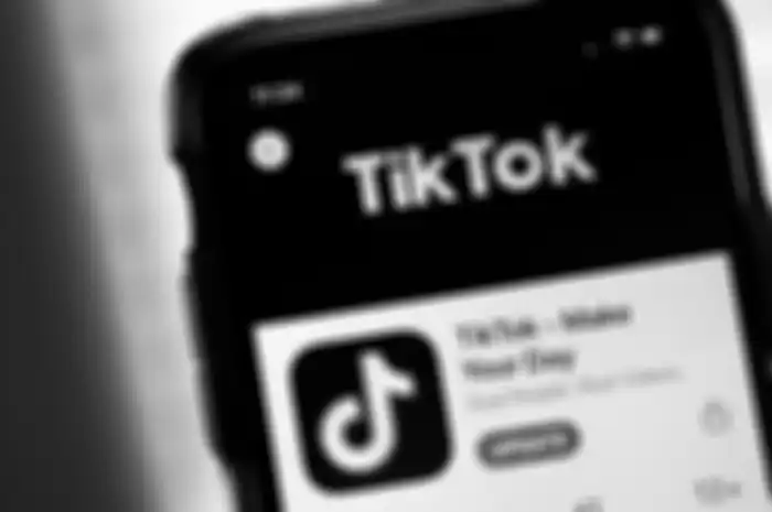 Ilustrasi aplikasi TikTok di iPhone