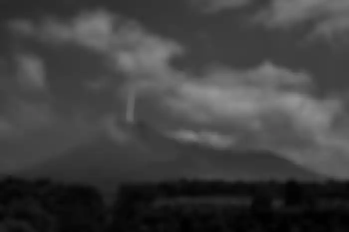 Benda luar angkasa diduga meteor jatuh di puncak Gunung Merapi