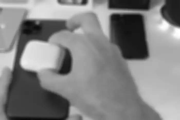 Ilustrasi reverse wireless charging iPhone 11