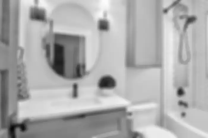 Antisipasi bocor pada lantai kamar mandi serta bathtub dengan pelapis kedap air.