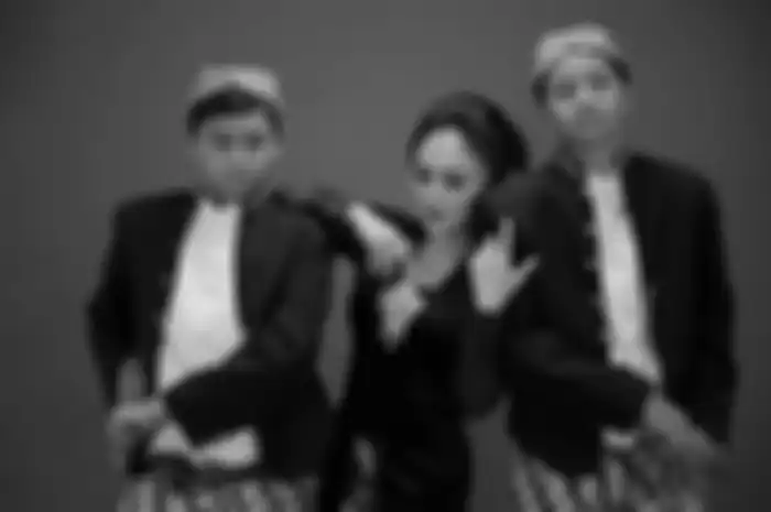 Yuni Shara dan kedua anaknya