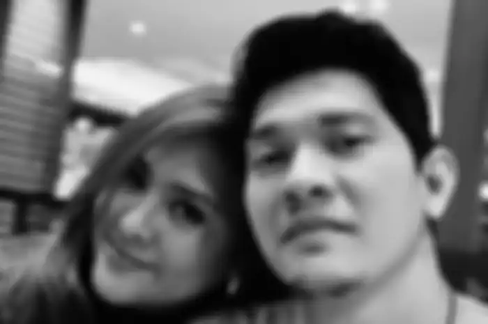 Iko Uwais bersama sang istri, Audy Item