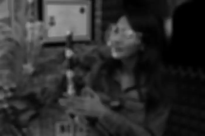Wenny Ariani saat muncul di kanal YouTube Denny Darko. Ia menyesali berbuat zina dengan Rezky Aditya.