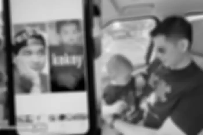 Wenny Ariani memamerkan foto anak Rezky Aditya kepada Nikita Mirzani. Namun, wajah Nikita menjadi sorotan.