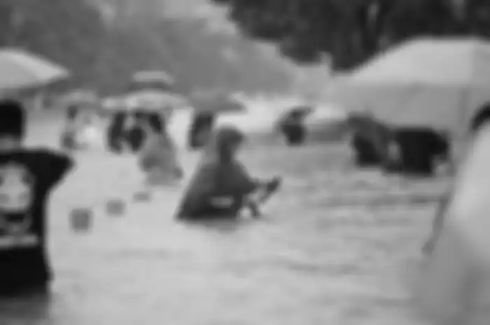 Warga yang terjebak banjir hebat di China