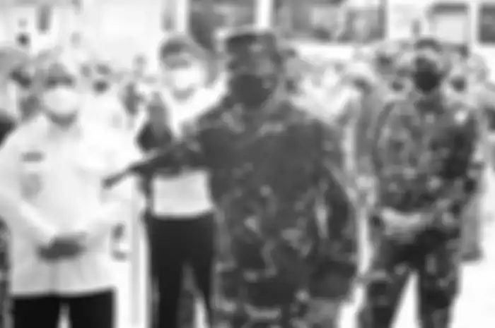 Panglima TNI Marsekal TNI Hadi Tjahjanto memberikan arahan dalam rangka pelaksanaan program vaksin nasional.