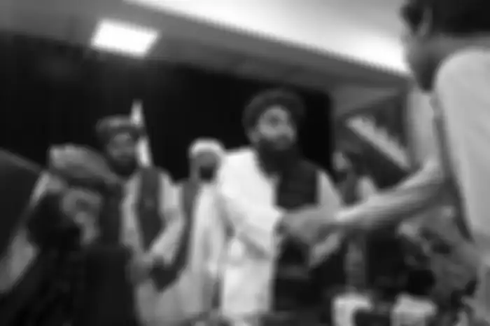 Juru bicara Taliban Zabihullah Mujahid berbicara dalam konferensi pers pertamanya di Kabul, Afghanistan, pada Selasa, 17 Agustus 2021.