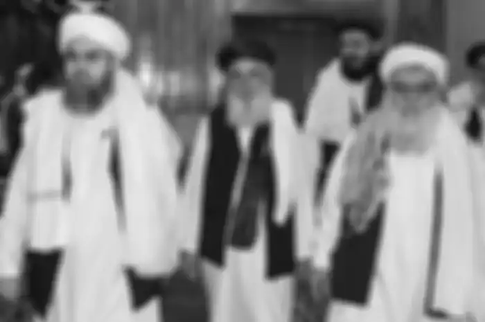 Negosiator Taliban bertemu di Qatar saat pertempuran berkecamuk.