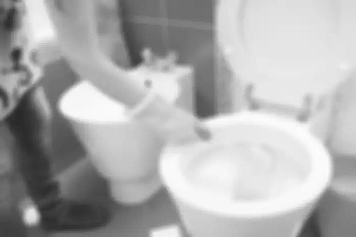 menghilangkan noda kuning di dudukan toilet