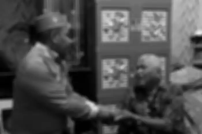 Foto tampang memelas kakek Suhud saat menerima bantuan dari Haji Sasa beredar di media sosial. Tetangga bongkar kebohongan kakek Suhud.