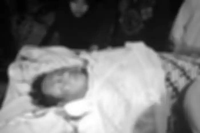 Foto jenazah bintang sinteron Si Doel bikin trenyuh. Selain sahabatnya, juga terlihat antusiasme warga sekitar yang ingin melayat ke rumah duka. 