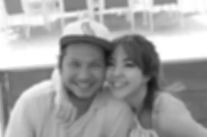Dalam foto itu seolah Gisel tak ingin kehilangan papa Gempi. Tentu saja, foto Gisel menuai komentar netizen. 