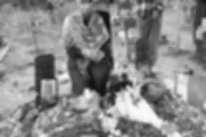 Foto makam Vanessa Angel bak kapal pecah bikin geram netizen di media sosial.
