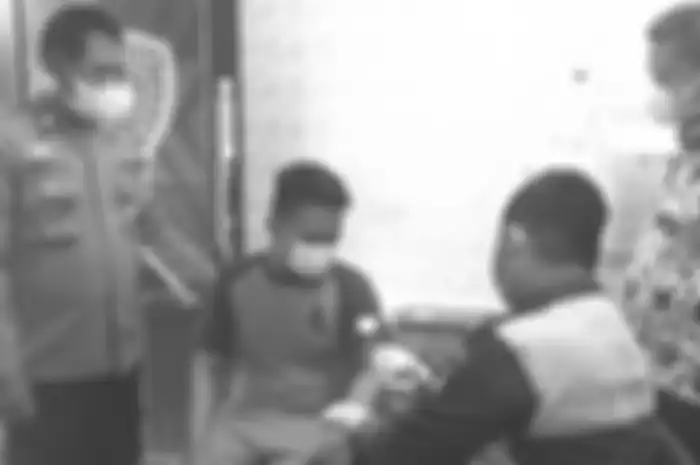 Humas Polres Jombang membagikan foto tampang Tubagus Joddy kepada awak media. 