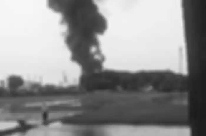 Kebakaran itu membuat panik warga Kelurahan Donan dan Lomanis, Kecamatan Cilacap Tengah, yang lokasinya dekat dengan Kilang Pertamina.