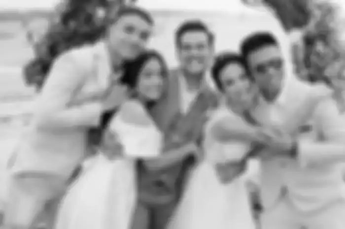 Fadly Faisal (paling kiri), Fujianti Utami, dan Frans Faisal (paling kanan) foto bersama Vanessa Angel dan Bibi Ardiansyah saat acara pernikahan di Bali