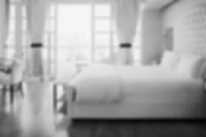 Ilustrasi kamar tidur minim perabot untuk istirahat total. 