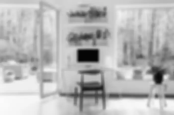 Rumah dengan banyak bukaan merespons alam, contoh penerapan green building. 