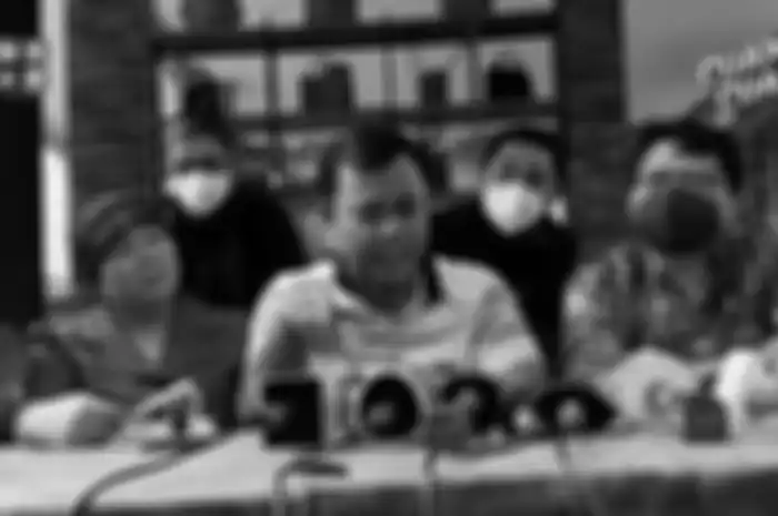 Ayah Bibi Andriansyah, H. Faisal, menangis hingga harus ditenangkan sang istri, Dewi Zuliati saat konferensi pers, Selasa (23/11/2021)