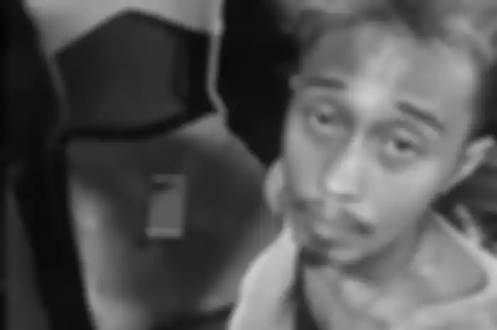 Foto tampang pelaku mutilasi kurir ojol Ridho Suhendra disebarkan. Beberapa foto yang dirilis oleh polisi itu ditayangkan stasiun TV. 